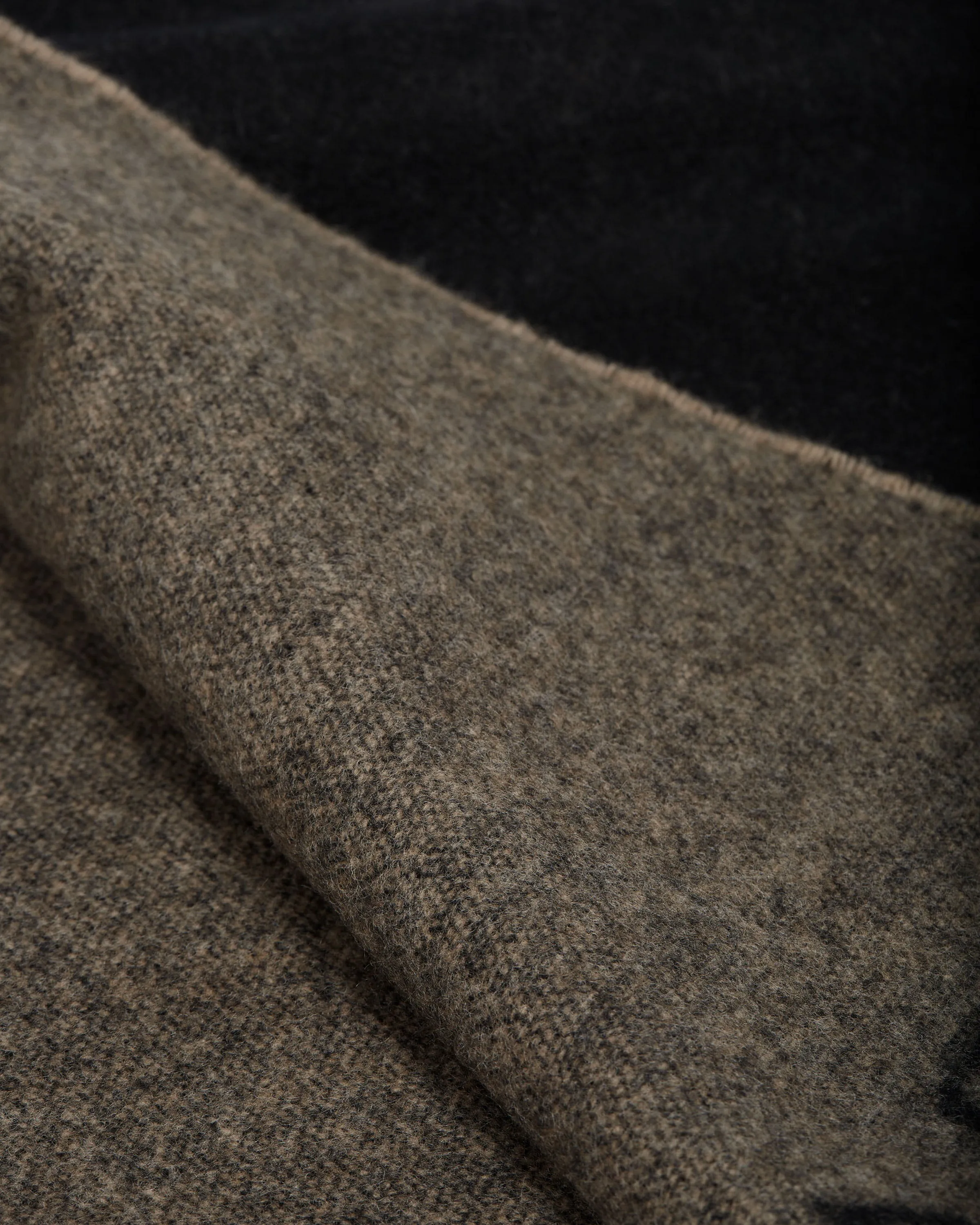 Cashmere Wool Strathberry Logo Scarf - Black/Camel